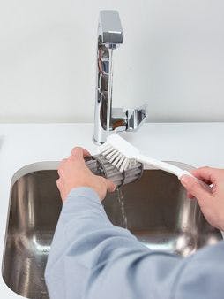 西门子Eine kleine Bürste verwenden, um das内内des Siebs zu reinigen和kleinere Schmutzteile zu entfernen